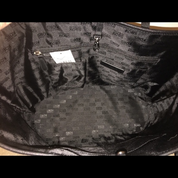 SOLD!!!!!   Michael Kors jet set black tote - Picture 2 of 6